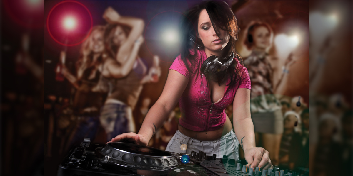 Femme DJ lors d'une discothèque silencieuse, avec d'autres personnes portant des écouteurs